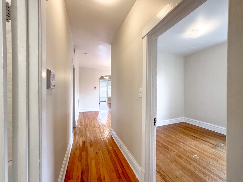 Building Photo - 5000 N Sawyer Ave