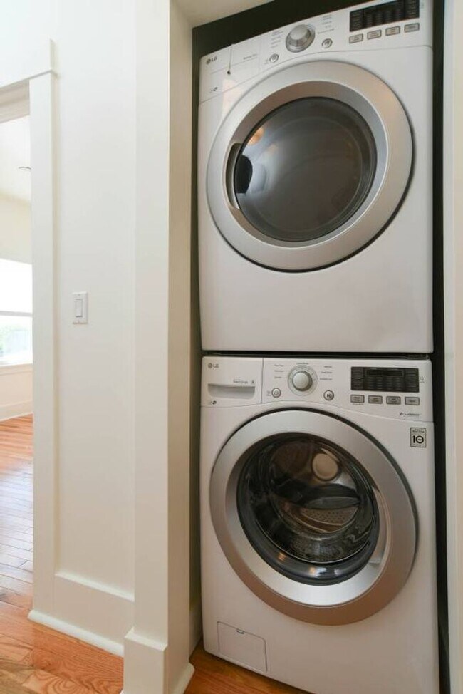 Building Photo - Updated 1 Bed 1 Bath in the Heart of Echo Park - Parking, laundry and great views!