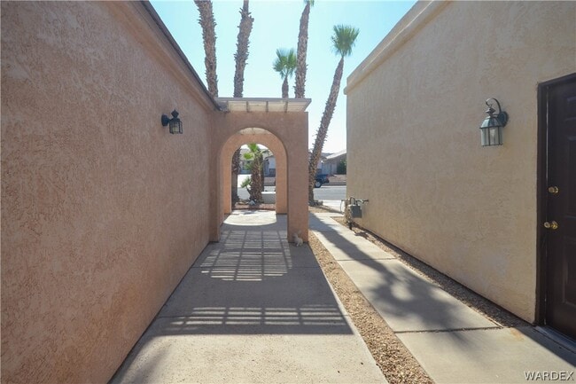 Building Photo - 2911 Country Club Dr