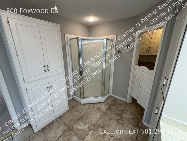 Building Photo - 800 Foxwood Dr