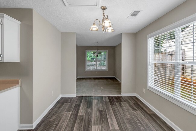 Building Photo - BEAUTIFUL 3 BEDROOM / 2 BATH HOME WITH PRIVACY FENCE!