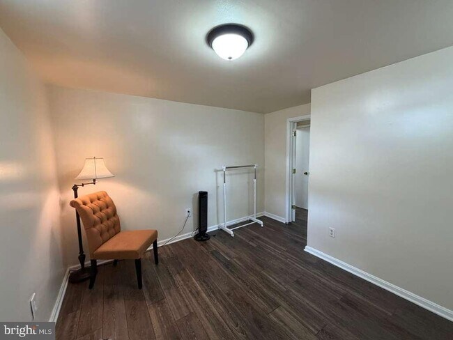 Building Photo - 233 Molden Dr