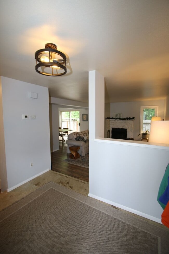 Building Photo - 3 Bedroom Townhouse!