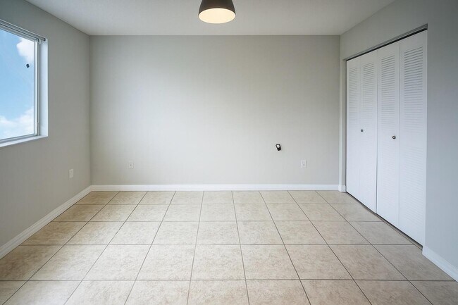 Building Photo - 2600 S University Dr
