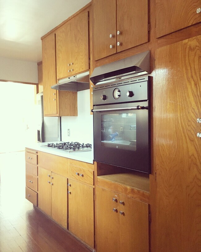 wood kitchen cabinets - 4741 Ellenwood Dr