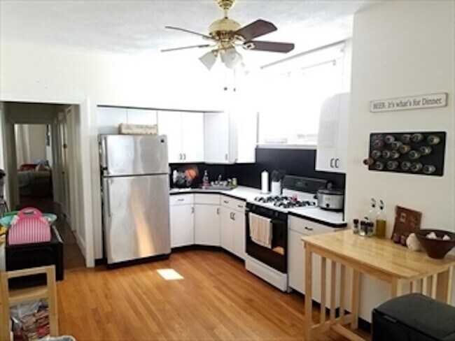 Building Photo - 517 E 3rd St