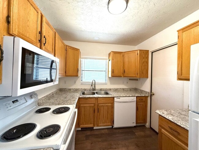 Building Photo - Nice home in Cliff Rose