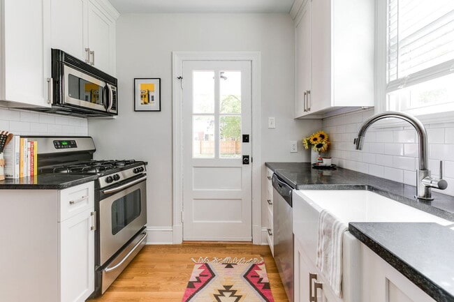 Building Photo - 5000 Bromley Ln