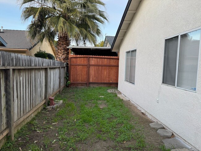 Building Photo - Remodeled 5 bedroom 2 bath house available...