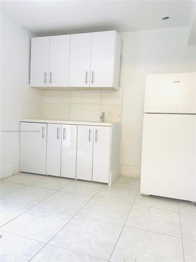 Primary Photo - 613 Sharar Ave