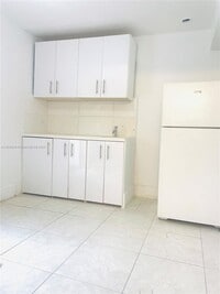 Building Photo - 613 Sharar Ave