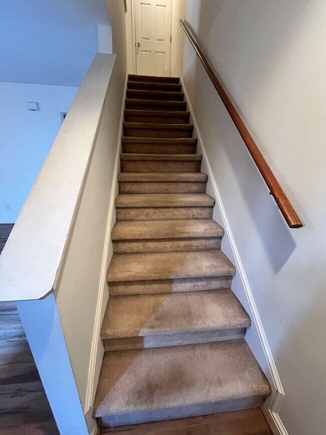 Building Photo - Gorgeous townhouse located near cornerston...