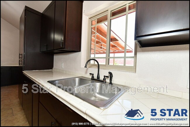 Building Photo - 908 Bolivia St