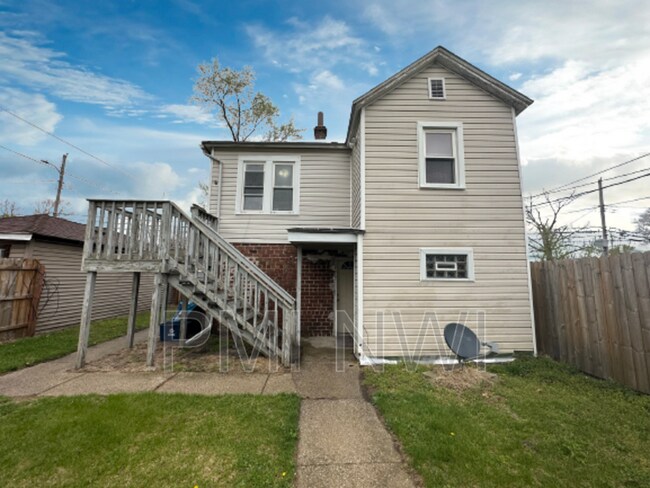 Primary Photo - 1037 Moss St