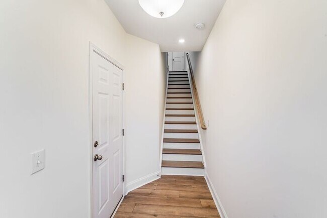 Building Photo - 2BR Townhome w/ 2 En-Suite Baths + Garage in 28208