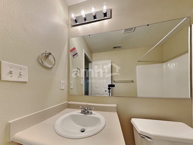 Building Photo - 1475 Round Lake Rd