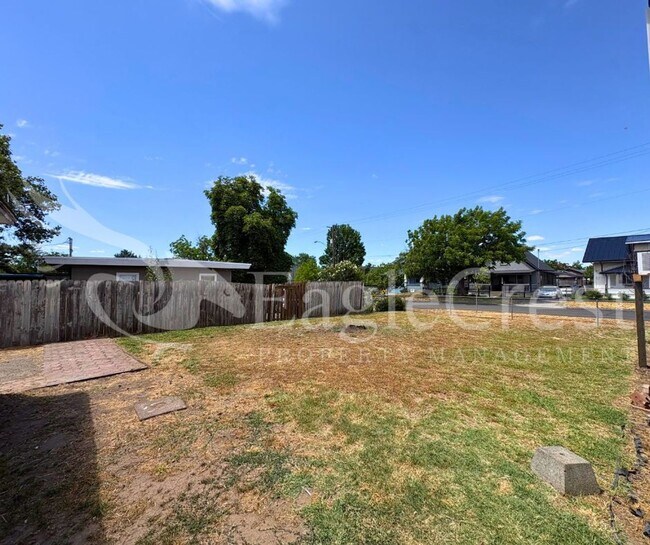 Building Photo - Charming 2-Bedroom Home with Modern Finishes & Open Yard