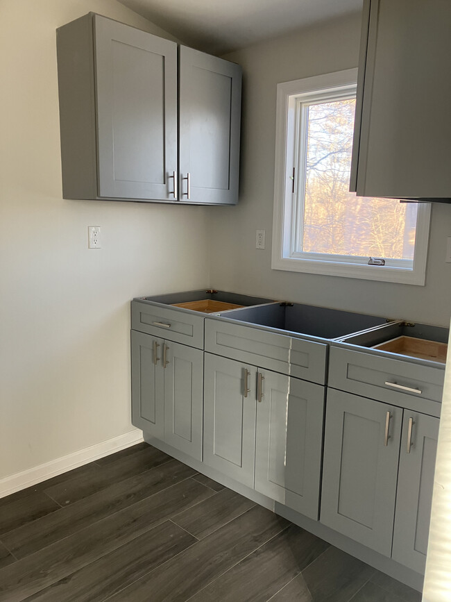 Kitchen (New Countertops Pending) - 2006 Albany Post Rd