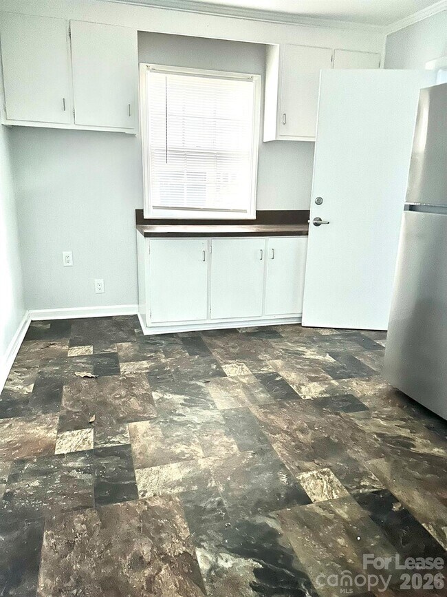 Building Photo - 815 W Mauney Ave