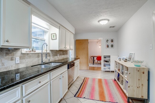 Building Photo - 1014 Nashua St