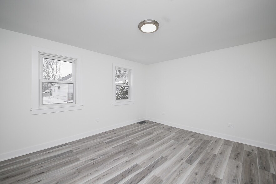 Building Photo - 721 Ledochowski St