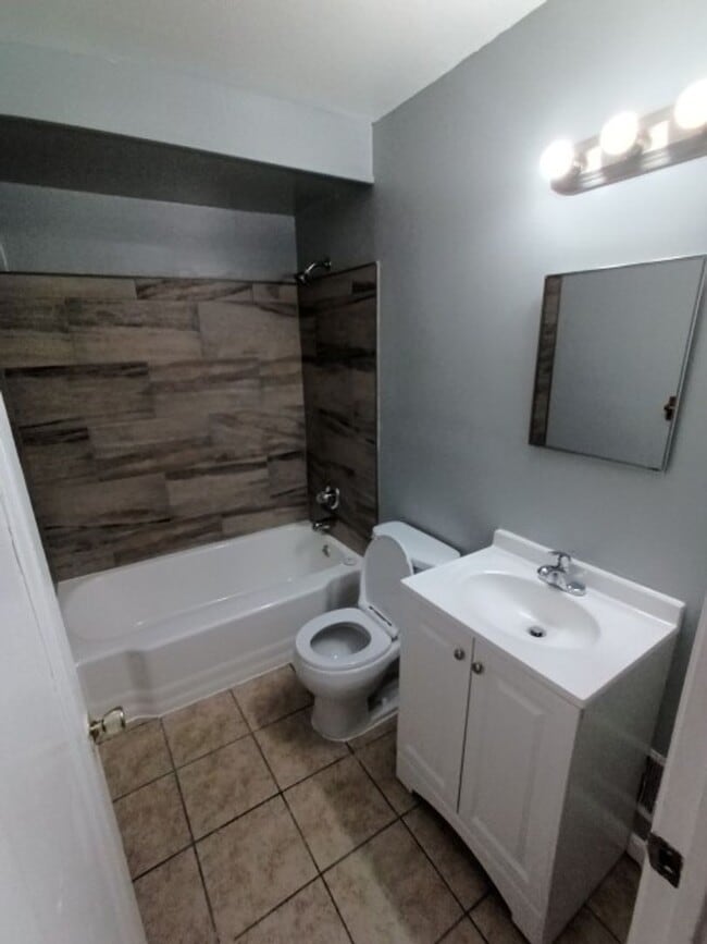 Building Photo - 3 bed ranch on Detroit's East Side Now Ava...
