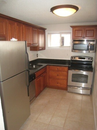 Building Photo - 1 Bedroom Apartment in Gated Community with Pool!
