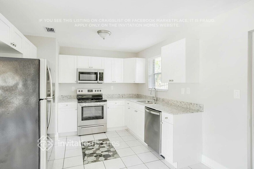 Building Photo - 2440 SW 5th Pl