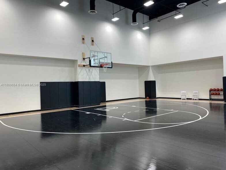 Building Photo - 851 NE 1st Ave