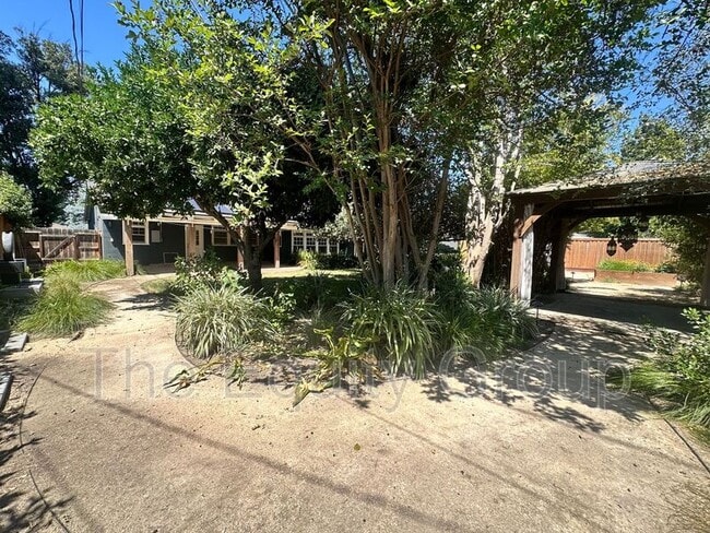Building Photo - 1531 W Laurel Ave