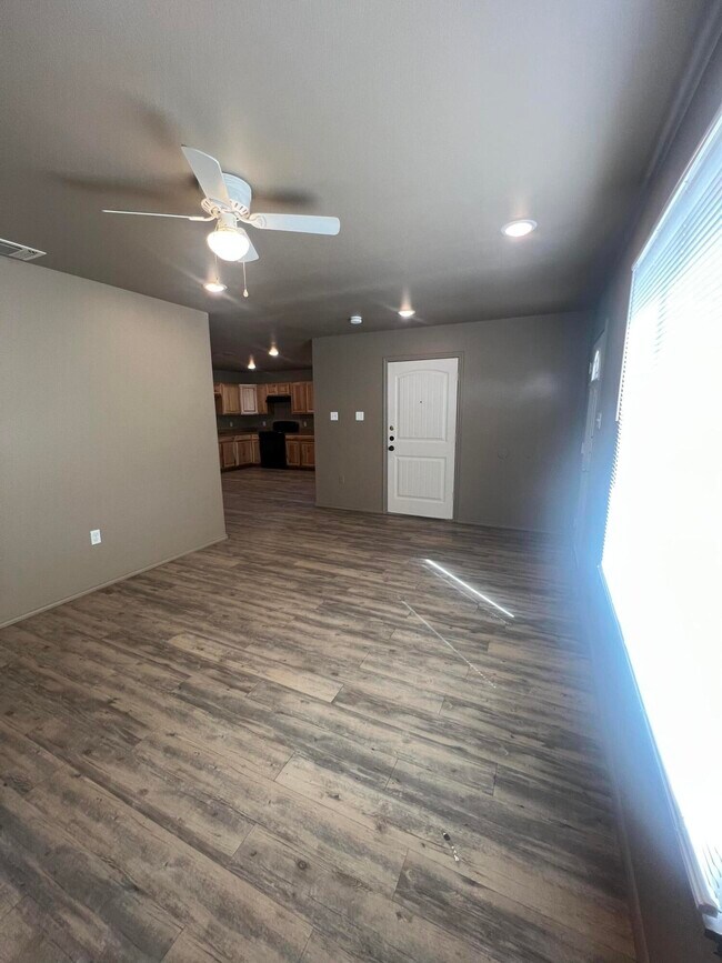 Building Photo - 1505 E 6th St