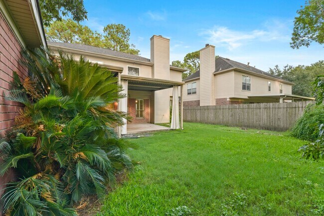 Building Photo - Freshly Painted Beauty with Spacious Outdo...