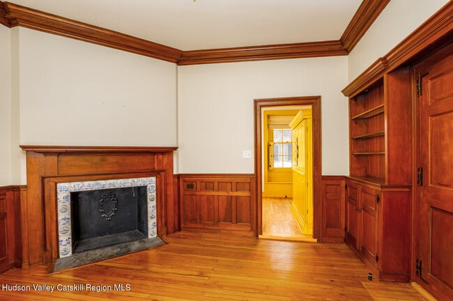 Building Photo - 43 Crown St