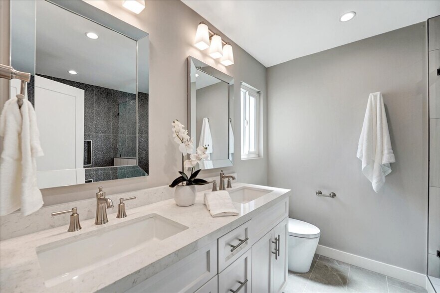 Building Photo - 5346 Tyrone Ave