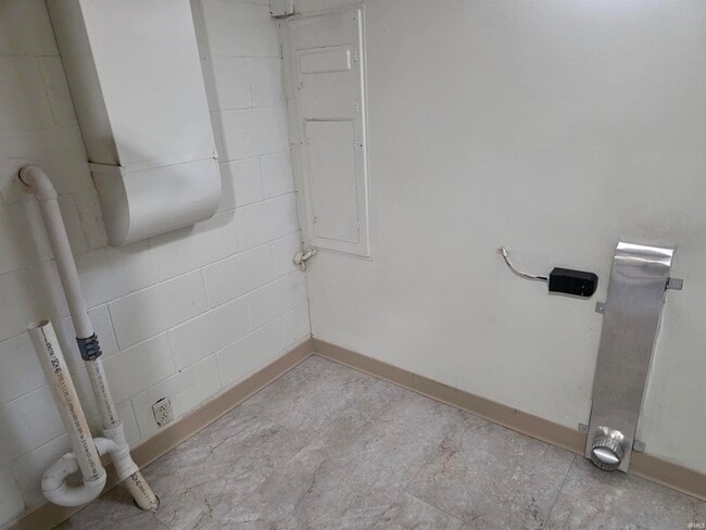 Building Photo - 1619 W Arlington Rd