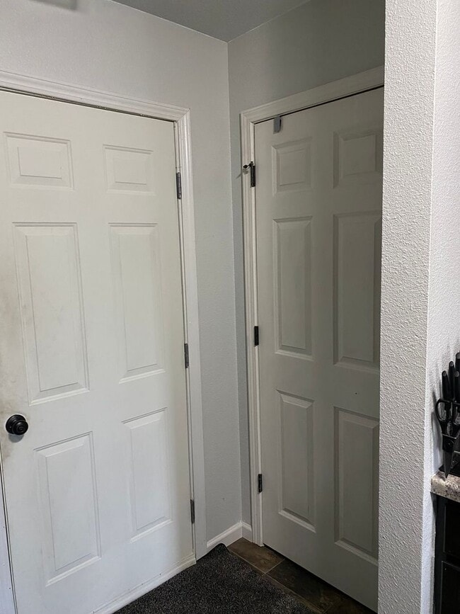 Building Photo - 3bed 2.5 bath Twinhome SORRY NO PETS!!