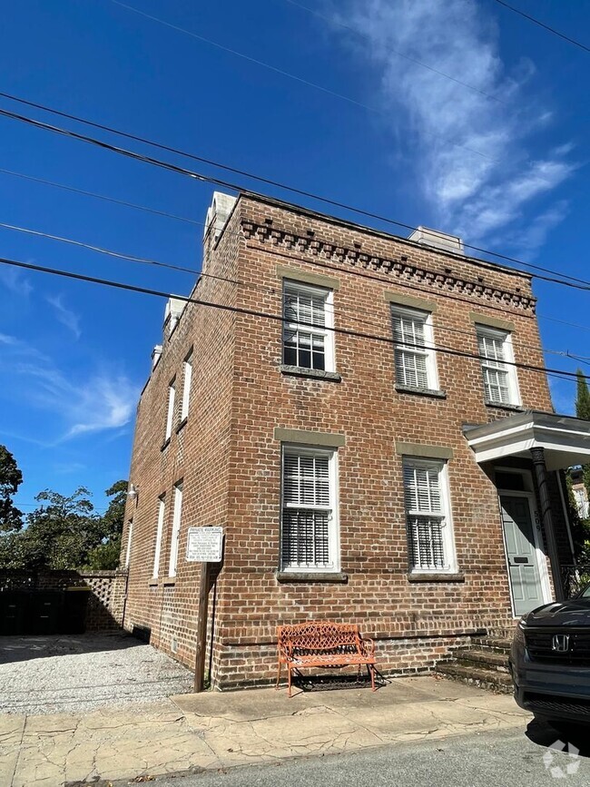 Building Photo - Duplex close to forsyth park