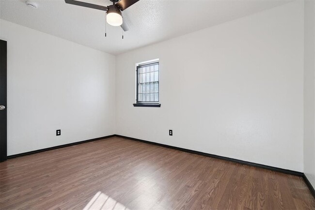 Building Photo - 1420 NE 8th St