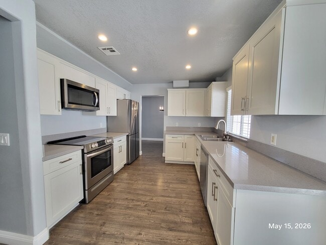 Building Photo - 528 S Tomsik St