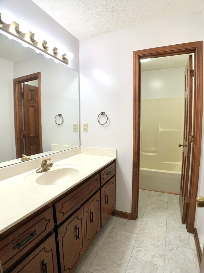 Building Photo - 501 Eysian Rd