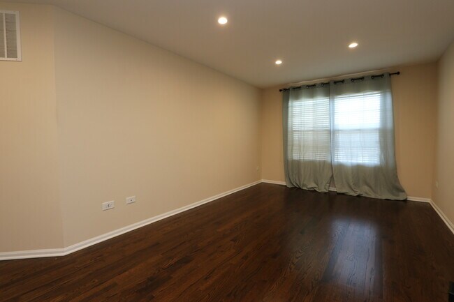 Building Photo - 3333 Stratford Ct
