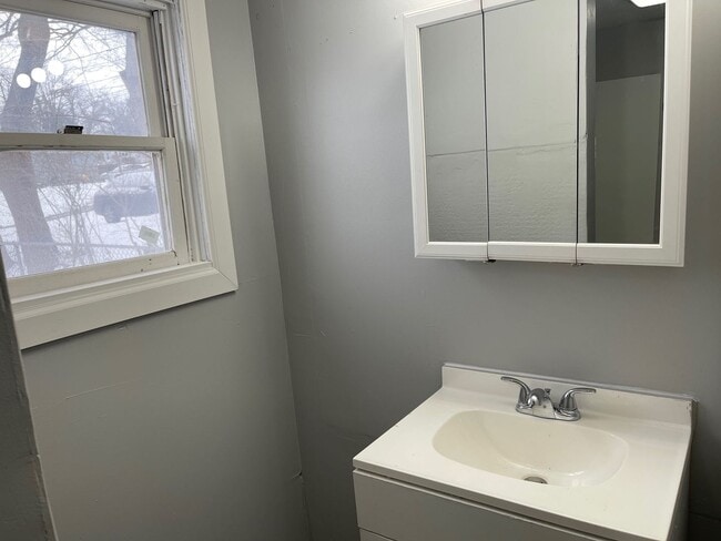 Building Photo - Comfortable 2-Bedroom Silvis Home!