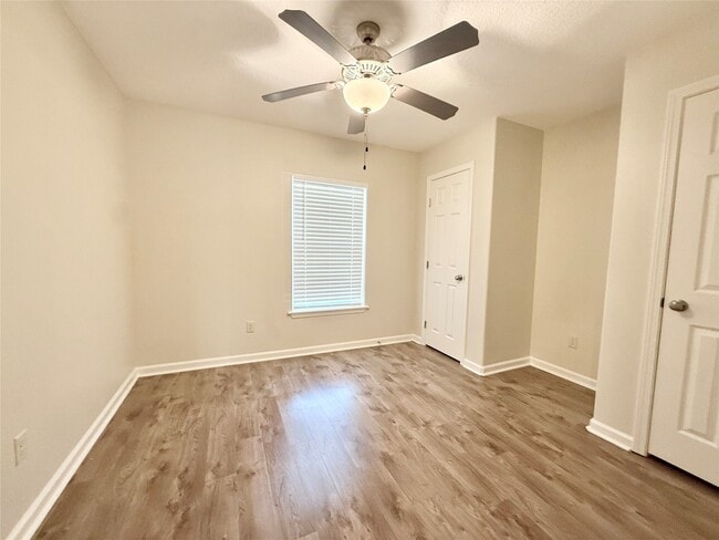 Building Photo - 140 Huisache St