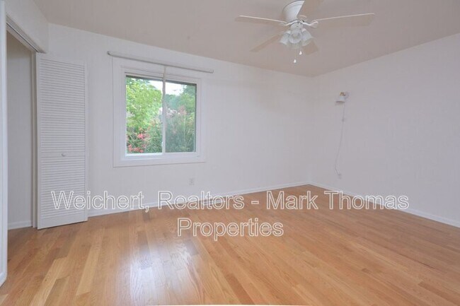 Building Photo - 111 Twisted Oak Pl