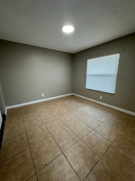 Building Photo - 4833 Serafica Dr