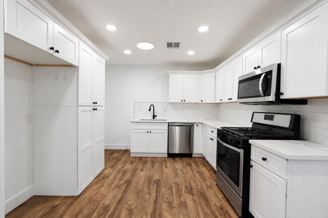 Building Photo - 8840 San Vicente Ave