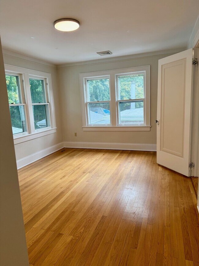 Building Photo - 302 Hasbrouck Ave