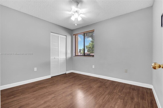 Building Photo - 341 W Park Dr
