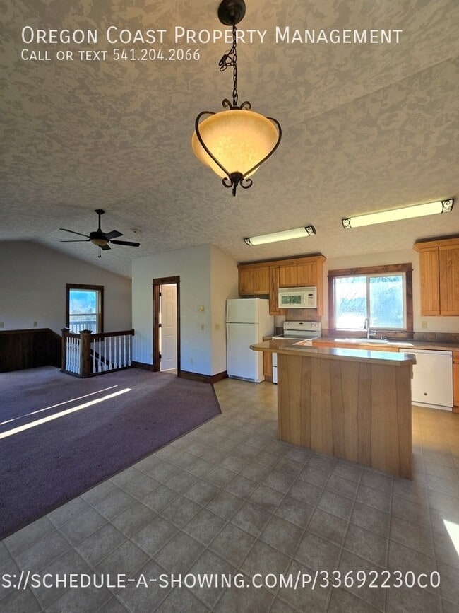 Building Photo - 1025 Wilson River Loop