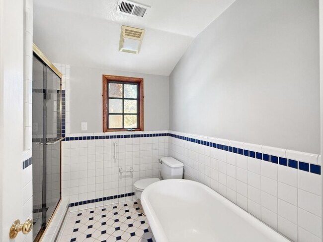 Building Photo - 527 Hilbar Ln